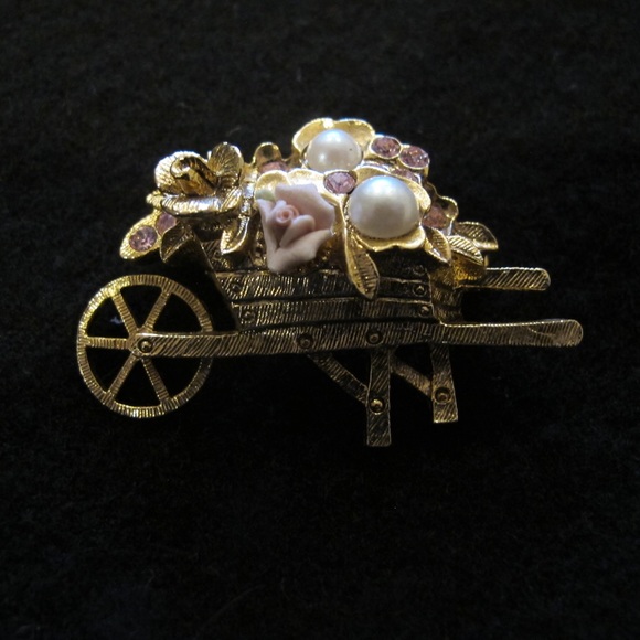 Jewelry - 🎉HP🎉Vintage Floral wheelbarrow brooch